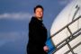 Musk på vej ind i et fly