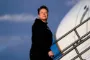 Musk på vej ind i et fly