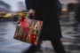 Person bærer en julepose