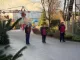 tre mennesker spærrer vej