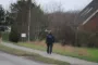 politibetjent går på fortov