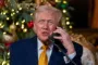 Donald Trump taler i telefon foran et juletræ
