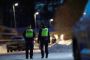 To politimænd på snedækket vej