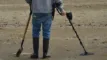 en person med en metaldetektor