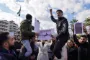 demonstranter med et skilt