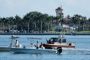 En maskingeværsbevæbnet båd fra den amerikanske kystvagt beder lystsejlere om at vende om i nærheden af præsidentens bolig og resort Mar-a-Lago i Florida, hvor der skal være møde med Ukraines præsident, Volodymyr Zelenskyj, søndag.