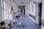 en mand i kittel på et hospital