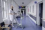 en mand i kittel på et hospital