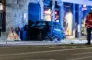 en bil holder med fronten ind i bygning