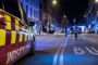 en bil holder med fronten ind i bygning