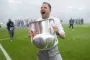 en spiller med en kæmpe pokal