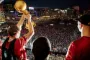 fodboldspiller med pokal