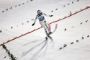 Skihopper rammer sneen med sine ski