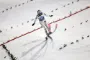 Skihopper rammer sneen med sine ski