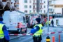 betjente arbejder bag afspærring