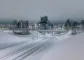 en vej med sne på
