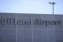 Bygning med skriftet "Billund Lufthavn"
