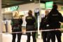 Politibetjente bag afspærring i shoppingcenter