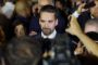 mand taler i mikrofon