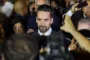 mand taler i mikrofon