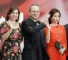 tre personer poserer ved premiere 