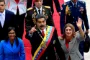 Maduro med mørk jakke og ordener over skulderen