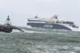 billede af stor færge til søs