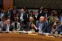 forsamling af mennesker bag stort skrivebord
