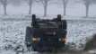 militærkøretøj på hovedet på sneklædt mark
