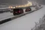 en motorvej med sne