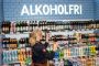 Kvinde i supermarkeds afdeling for drikkevarer.