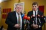 to personer taler i mikrofon