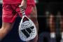 padelspiller i aktion