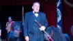en mand i en manege med ponyer