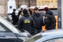 uniformeret politi og teknikere på gaden