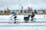 Cyklister på snedækket vej