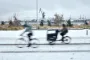 Cyklister på snedækket vej