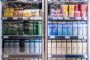 Køleskab med mejeriprodukter i supermarked
