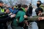 demonstranter slås mod politi