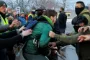 demonstranter slås mod politi