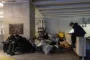 folk sidder på metrostation