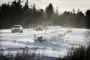 Biler kører på snefygende vej