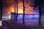 gårdbygning står i flammer