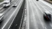 biler suser afsted på motorvej