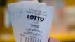 Person holder tre Lotto-kuponer
