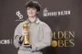 en dreng med en statuette