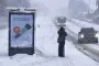 mand stå i voldsom snestorm