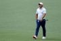 golfspiller står ved hul