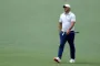 golfspiller står ved hul
