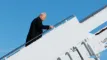 mand går ombord på fly